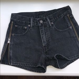 NWOT Levi’s Zip Up Black Denim Shorts